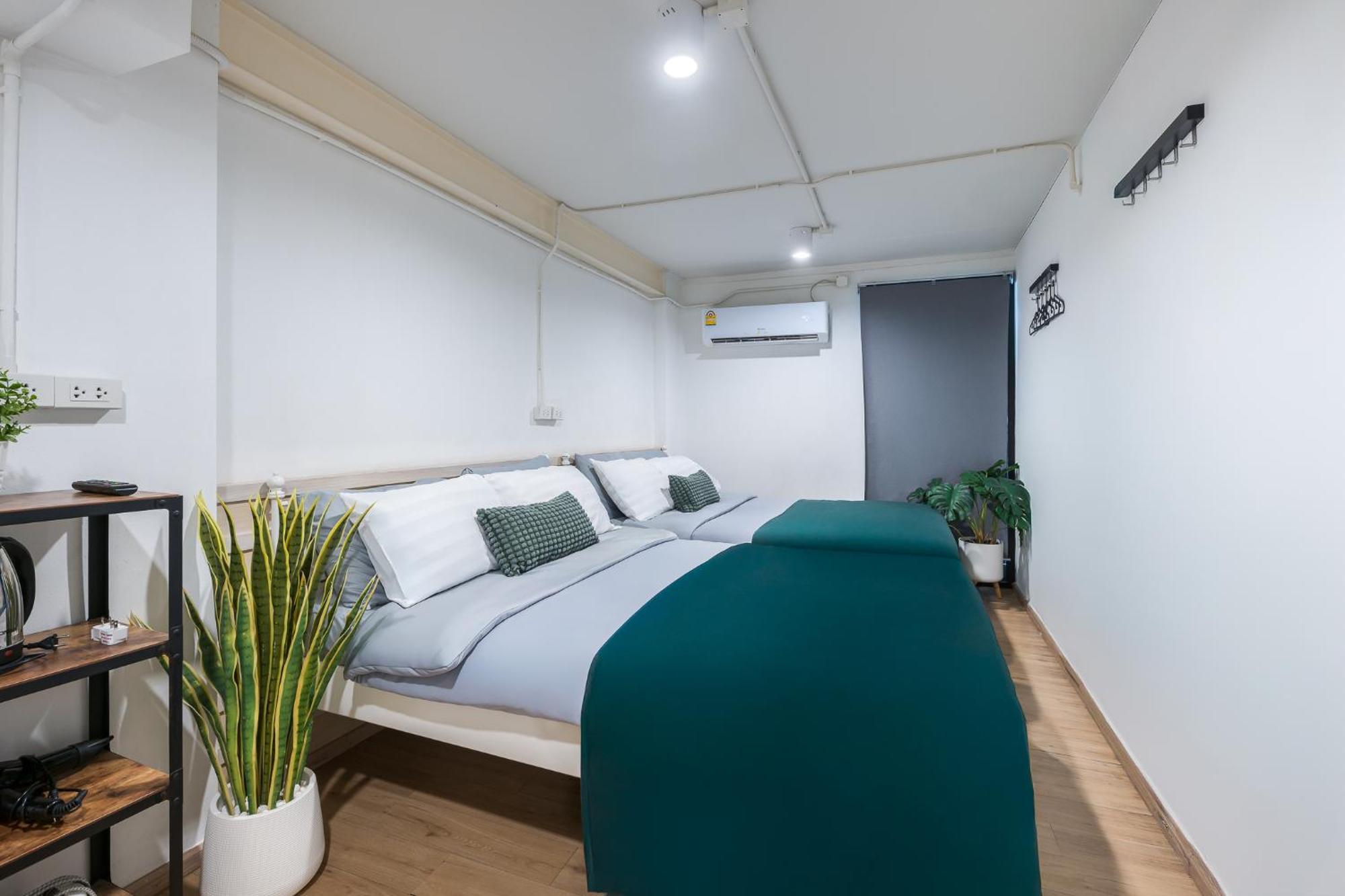 Platinum Deluxe Shopping Apartments Bangkok Exterior photo