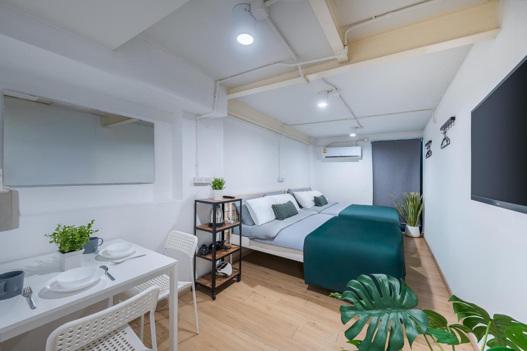 Platinum Deluxe Shopping Apartments Bangkok Exterior photo